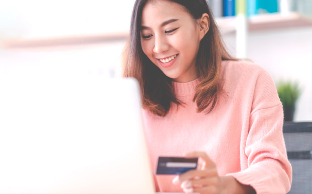 girl paying in laptop